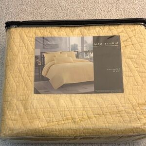 Max Studio Soft Yellow Twin Quilt
